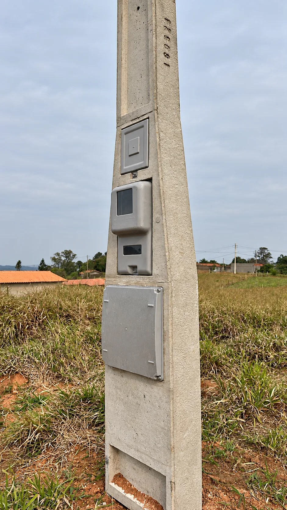 Poste do grupo C4 a C6 visto de lado em área aberta