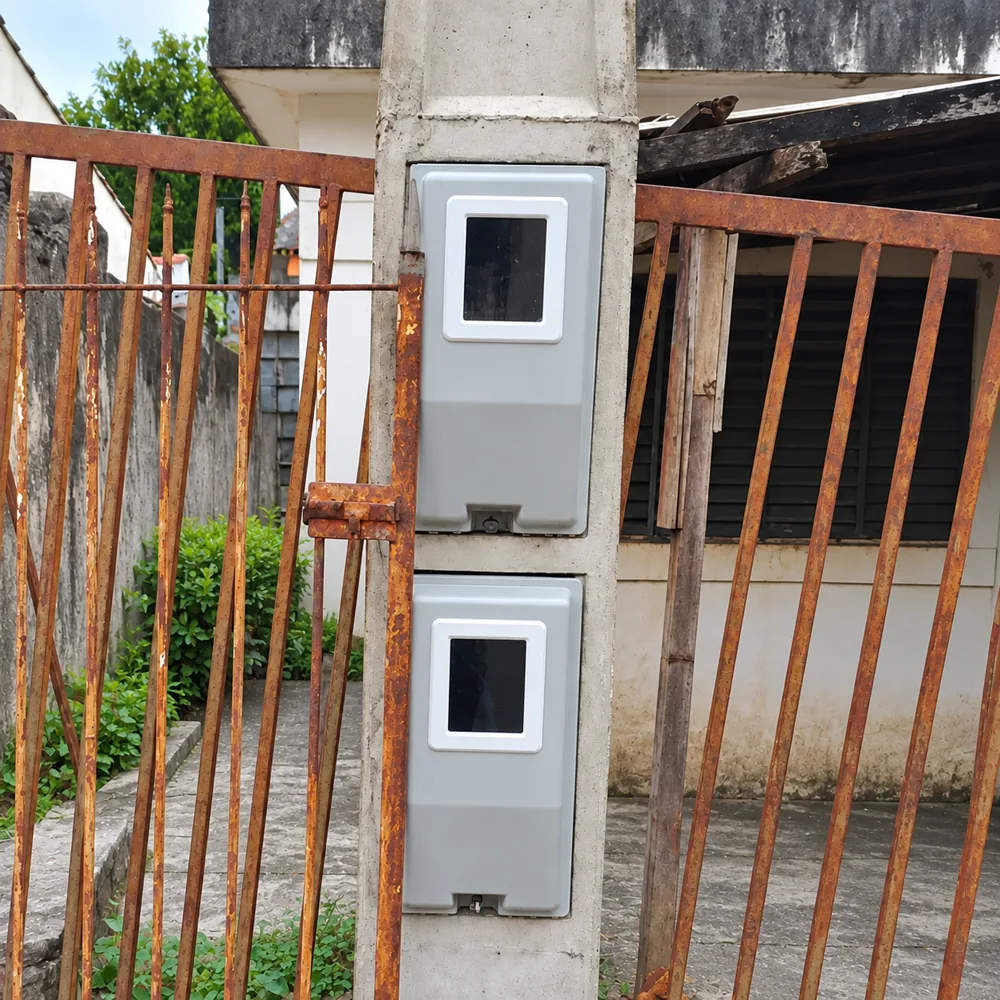 Poste trifásico com duas caixas junto a uma obra