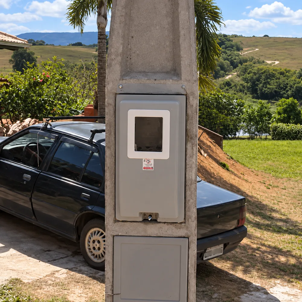 Poste trifásico com uma caixa de medição